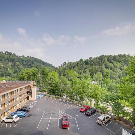 Stylish Gatlinburg Condo With Pool Walk Downtown! Экстерьер фото